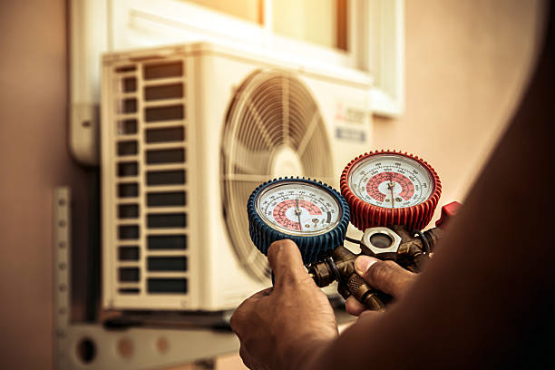 Professional Hvac technician working in Magnolia Springs, AL